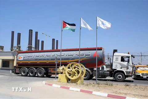 Xe chở nhiên liệu tại một nhà máy điện ở Nuseirat, Dải Gaza ngày 26/8/2019. (Ảnh: AFP/TTXVN)
