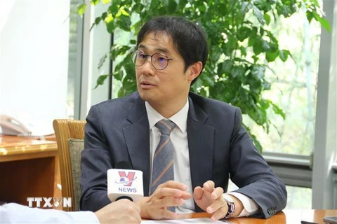 Tiến sỹ Lee Jae-hyon trả lời phỏng vấn của phóng viên TTXVN. (Ảnh: Hữu Tuyên/TTXVN)