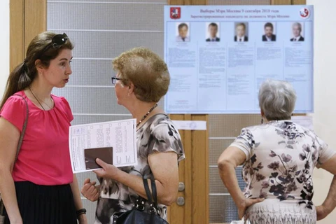 Người dân Nga tìm hiểu thông tin về các ứng cử viên. (Nguồn: Reuters)