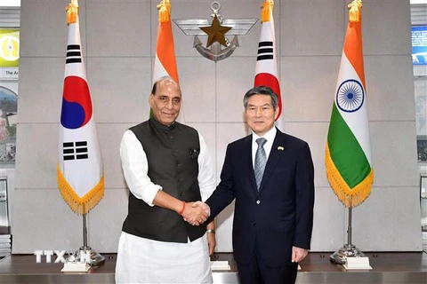 Bộ trưởng Quốc phòng Hàn Quốc Jeong Kyeong-doo (phải) và người đồng cấp Ấn Độ Rajnath Singh (trái) tại cuộc gặp ở Seoul ngày 5/9/2019. (Ảnh: Yonhap/TTXVN)