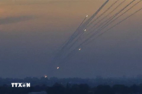 Rocket được phóng từ Dải Gaza, hiện do Phong trào Hồi giáo Hamas kiểm soát, xuống lãnh thổ Israel ngày 5/5/2019. (Ảnh: AFP/TTXVN)