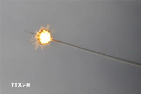 Rocket được phóng từ Dải Gaza bị hệ thống phòng thủ tên lửa Vòm Sắt của Israel đánh chặn ngày 5/5/2019. (Ảnh: AFP/TTXVN)