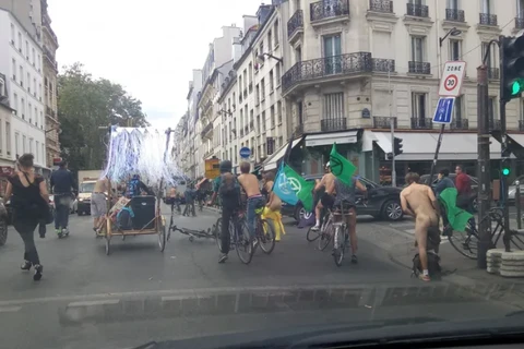 [Video] Đạp xe khỏa thân quanh thủ đô Paris để bảo vệ môi trường