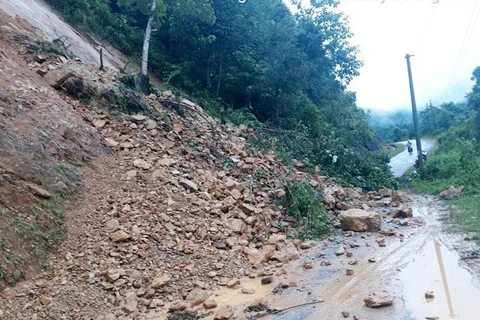 Tại km 9+100 trên tuyến đường tỉnh 133 nối huyện Tân Uyên và huyện Sìn Hồ xuất hiện lũ ống đất, đá tràn xuống mặt đường, gây ách tắc giao thông. (Ảnh: TTXVN phát)