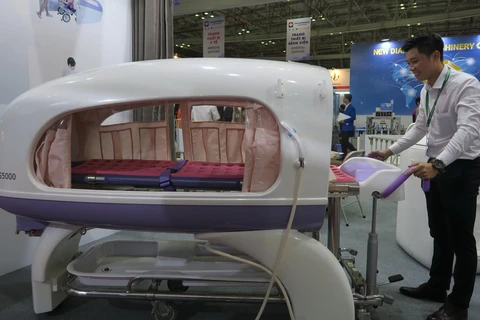 Sản phẩm giường tắm cho người bệnh do Nhật Bản sản xuất lần đầu tiên được giới thiệu tại Việt Nam. (Ảnh: Đinh Hằng/TTXVN)