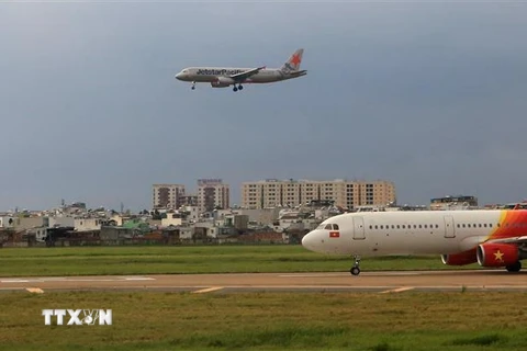 Máy bay hạ cánh tại sân bay Tân Sơn Nhất. (Ảnh: Ngọc Hà/TTXVN)