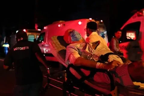 Một bệnh nhân được sơ tán sau khi hỏa hoạn tấn công Bệnh viện Badim. (Nguồn: indianexpress.com)