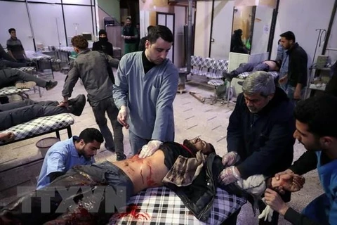 Nạn nhân bị thương trong các cuộc không kích điều trị tại bệnh viện ở Syria ngày 19/3. (Nguồn: AFP/TTXVN)
