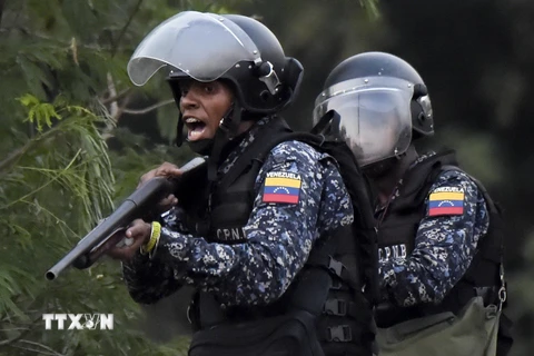 Lực lượng an ninh Venezuela triển khai gần khu vực biên giới giữa Colombia và Venezuela. (Ảnh: AFP/TTXVN)