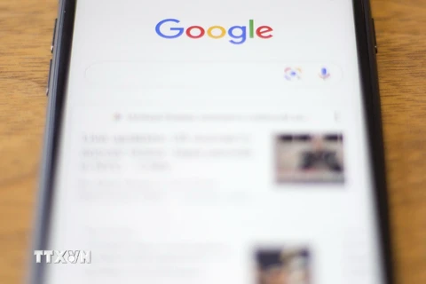 Biểu tượng của hãng công nghệ Google trên điện thoại thông minh. (Ảnh: AFP/TTXVN)