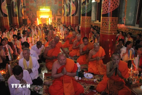 Đồng bào Phật tử Khmer thực hiện nghi lễ đặt cơm vắt (Bos Bai Ben) mùa Sene Dolta. (Ảnh: Chanh Đa/TTXVN)
