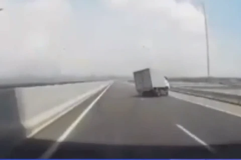 [Video] Xe tải lật nghiêng vì nổ lốp khi đang chạy trên đường cao tốc