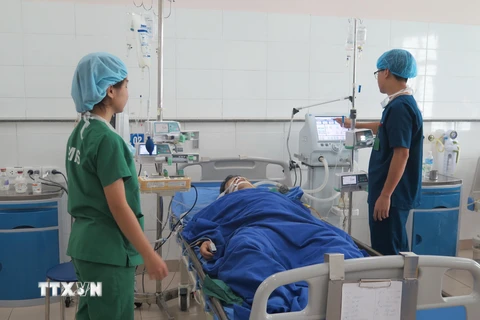 Bệnh nhân Nguyễn Văn Thành khi đang điều trị tích cực tại Khoa Gây mê Hồi sức, Bệnh viện Trung ương Thái Nguyên. (Ảnh: Thu Hằng/TTXVN)