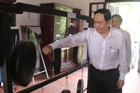 Chủ tịch Ủy ban Trung ương Mặt trận Tổ quốc Việt Nam Trần Thanh Mẫn tham quan, trưng bày hiện vật trong Nhà Đại đoàn kết dân tộc, Khu di tích lịch sử Đền Hùng. (Ảnh: Tạ Toàn/TTXVN)