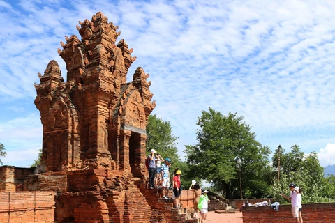 Du khách tham quan, chụp ảnh lưu niệm tại tháp Po Klong Garai. (Ảnh: Nguyễn Thành/TTXVN)