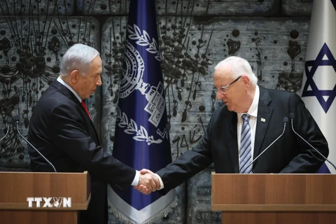 Tổng thống Israel Reuven Rivlin (phải) và Thủ tướng Benjamin Netanyahu (trái). (Ảnh: THX/TTXVN)