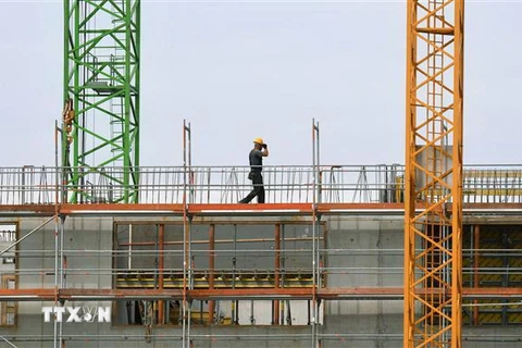Công nhân làm việc tại một công trường xây dựng ở Munich, miền Nam Đức. (Ảnh: AFP/TTXVN)