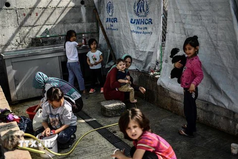 Người di cư tại trại di trú Moria trên đảo Lesbos, Hy Lạp. (Ảnh: AFP/TTXVN)