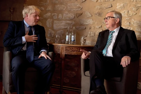 Thủ tướng Anh Boris Johnson (trái) trong cuộc gặp Chủ tịch Ủy ban châu Âu Jean-Claude Juncker (phải) tại Luxembourg ngày 16/9/2019. (Ảnh: THX/TTXVN)