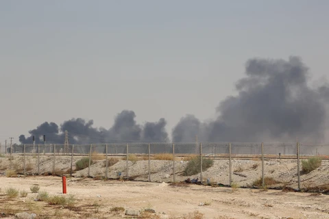 Khói bốc lên từ nhà máy lọc dầu Aramco ở Abqaiq, miền Đông Saudi Arabia sau vụ tấn công ngày 14/9/2019. (Ảnh: AFP/TTXVN)
