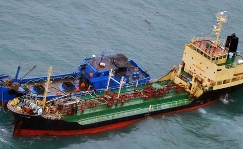 Tàu chở dầu của Triều Tiên trên biển Hoa Đông. (Nguồn: Kyodo)