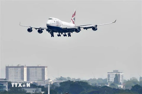  Máy bay của Hãng hàng không British Airways chuẩn bị hạ cánh xuống sân bay Heathrow ở London, Anh. (Ảnh: AFP/TTXVN)