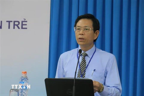 Giáo sư-tiến sỹ Tạ Ngọc Đôn, Vụ trưởng Vụ Khoa học công nghệ và môi trường, Bộ Giáo dục và Đào tạo phát biểu tại hội thảo. (Ảnh: Phan Thị Sáu/TTXVN)