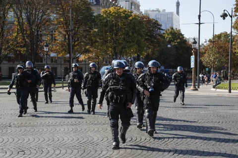 Cảnh sát Pháp triển khai để ngăn chặn những người biểu tình của phong trào "Áo vàng" quá khích tại thủ đô Paris ngày 21/9. (Ảnh: AFP/TTXVN)