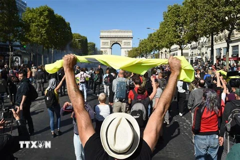 Người biểu tình của phong trào ''áo vàng'' tập trung tại đại lộ Champs Elysees tại thủ đô Paris ngày 21/9. (Ảnh: AFP/TTXVN)