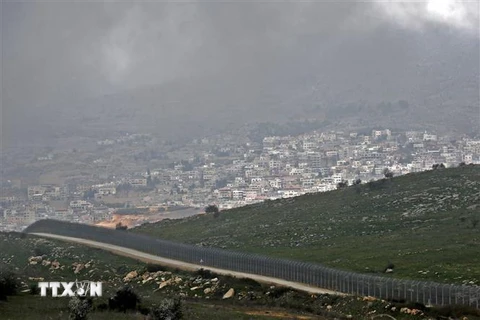 Hàng rào ngăn cách khu vực Cao nguyên Golan do Israel chiếm đóng với Syria. (Ảnh: AFP/TTXVN)