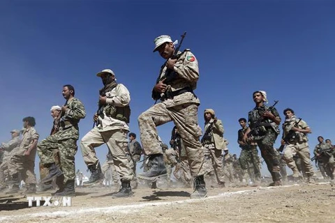 Các tay súng phiến quân Houthi tại thủ đô Sanaa, Yemen. (Ảnh: AFP/TTXVN)