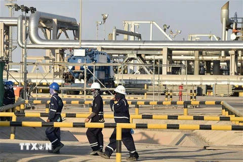 Nhân viên làm việc tại nhà máy lọc dầu Abqaiq của tập đoàn dầu khí Saudi Aramco ngày 20/9. (Ảnh: AFP/TTXVN)