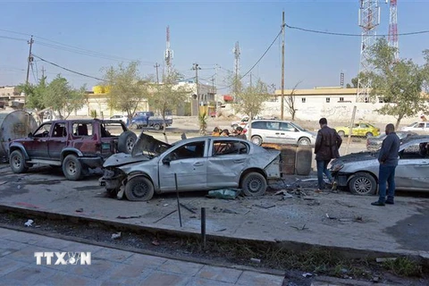 Hiện trường một vụ đánh bom xe ở Mosul, Iraq. (Ảnh: AFP/TTXVN)