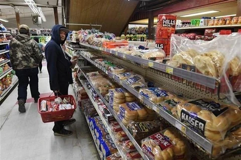 Người dân lựa chọn hàng tại một siêu thị ở Yukon Delta, Alaska (Mỹ). (Ảnh: AFP/TTXVN)