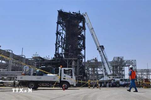 Cơ sở hạ tầng của nhà máy lọc dầu Khurais của Saudi Arabia bị phá hủy sau vụ tấn công, ngày 20/9/2019. (Ảnh: AFP/TTXVN)