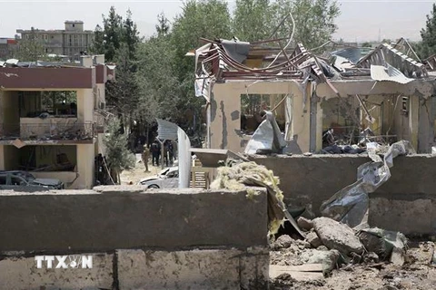 Hiện trường một vụ đánh bom liều chết ở tại lối vào đồn cảnh sát ở Afghanistan. (Ảnh: AFP/TTXVN)