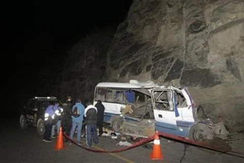 Hiện trường một vụ tai nạn xe buýt ở Peru. (Ảnh: La-Razon/TTXVN)