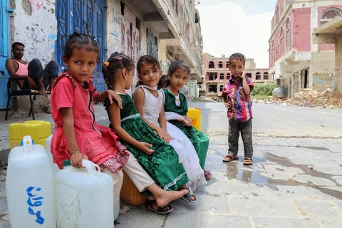 Trẻ em chơi đùa tại một khu phố ở Taez, tỉnh Hodeida, Yemen. (Ảnh: AFP/TTXVN)