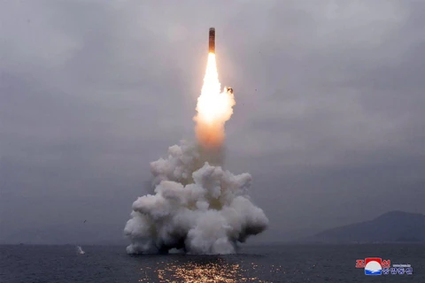(Ảnh do Hãng Thông tấn Trung ương Triều Tiên phát tháng ngày 3/10/2019): Vụ thử tên lửa đạn đạo kiểu mới Pukguksong-3 từ tàu ngầm của Triều Tiên ở ngoài khơi Vịnh Wonsan ngày 2/10/2019. (Ảnh: AFP/TTXVN)