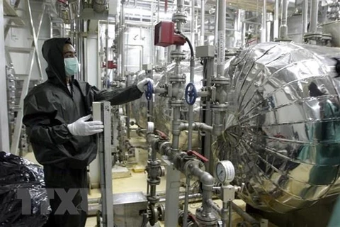 Kỹ thuật viên làm việc tại cơ sở làm giàu urani ở Isfahan, Iran. (Nguồn: AFP/TTXVN)