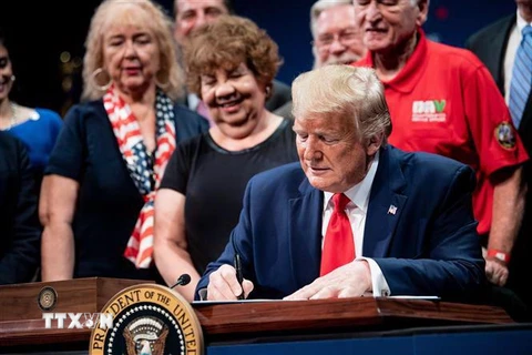 Tổng thống Mỹ Donald Trump ký sắc lệnh hành pháp về bảo hiểm y tế tại Villages, bang Florida ngày 3/10/2019. (Ảnh: AFP/TTXVN)