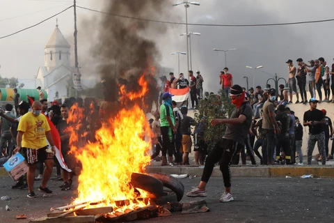 Người biểu tình bạo động trên đường phố Baghdad, Iraq ngày 2/10/2019. (Ảnh: THX/TTXVN)