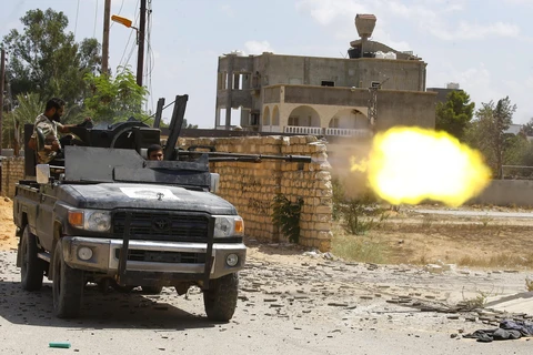 Lực lượng Chính phủ Đoàn kết Dân tộc (GNA) của Libya trong cuộc giao tranh với lực lượng Quân đội quốc gia Libya (LNA) tại Ain Zara, ngoại ô Tripoli, ngày 7/9/2019. (Ảnh: AFP/ TTXVN)
