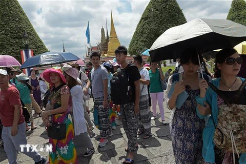 Khách du lịch tham quan Cung điện Hoàng gia ở thủ đô Bangkok, Thái Lan. (Ảnh: AFP/TTXVN)