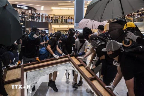 Người biểu tình quá khích phá hoại tại một trung tâm thương mại ở Sha Tin, Hong Kong ngày 22/9/2019. (Ảnh: AFP/TTXVN)