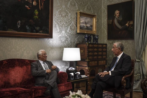 Tổng thống Bồ Đào Nha Marcelo Rebelo de Souza (phải) và Thủ tướng Antonio Costa trong cuộc gặp tại Lisbon ngày 8/10/2019. (Ảnh: AFP/TTXVN)