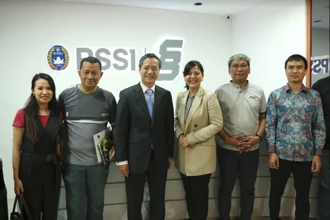 Đoàn công tác của Đại sứ quán Việt Nam chụp ảnh kỷ niệm cùng lãnh đạo PSSI. (Ảnh: Phóng viên TTXVN tại Indonesia/Vietnam+)
