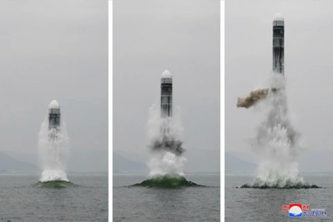 Truyền thông nhà nước Triều Tiên đăng phát hình ảnh vụ phóng tên lửa đạn đạo được cho là từ tàu ngầm ở ngoài khơi Vịnh Wonsan, miền Đông nước này ngày 2/10/2019. (Ảnh: Yonhap/TTXVN)