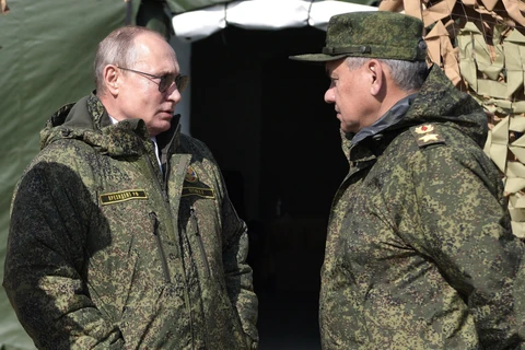 Tổng thống Nga Vladimir Putin (trái) và Bộ trưởng Quốc phòng Sergei Shoigu tới thị sát cuộc tập trận Tsentr-2019 tại Donguz, gần thành phố Orenburg, ngày 20/9/2019. (Ảnh: AFP/TTXVN)