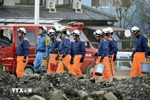 Lính cứu hỏa được huy động tới hiện trường vụ sạt lở đất do bão Hagibis ở tỉnh Tomioka, Nhật Bản ngày 13/10/2019. (Ảnh: Kyodo/TTXVN)